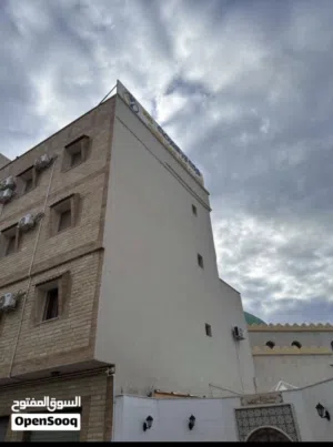 مبني تشطيب حديث يمشي إداري وسكني مجهز بجميع الاحتياجات كاميرات مولد تكييف مطبخ موقع مميز جدا