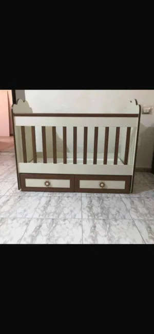 سرير بيبي و هزاز و حباس بفراش استعمال بسيط جدا