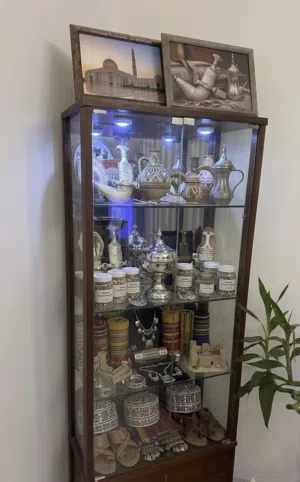 Wooden glass shelf رف خشبي مميز للبيع
