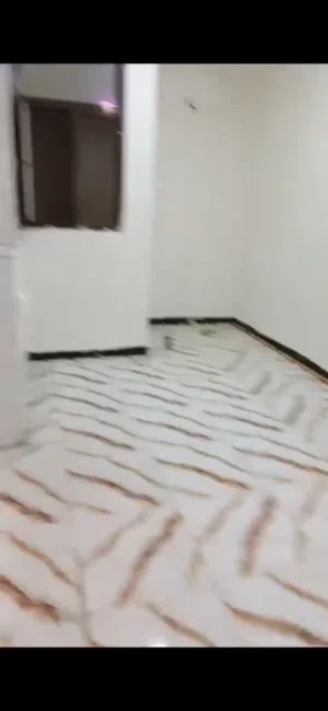 شقة للايجار الشهري بالكراده طابق ثالث ويوجد مصعد
