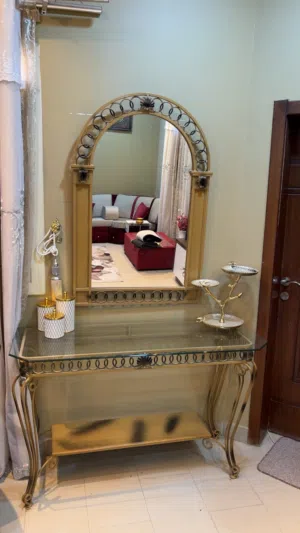 High Quality Used Mirror With Table For Sale...    Isa town