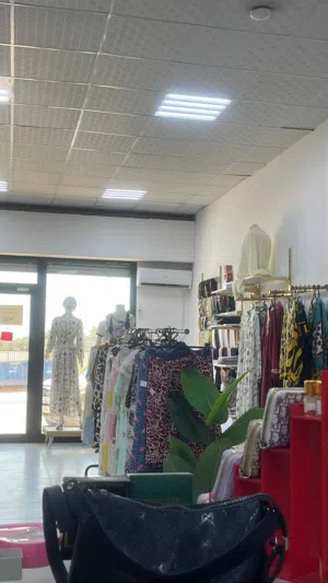 محل عتبه للبيع بمعداته وملابسه وديكوره
