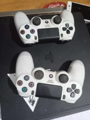 playstation 4 in good condition and 2 Gustak that's all بلاستيشن 4 مستعمل بحالة جيدة مع عدد 2 جوستك