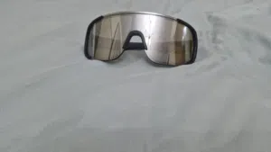 نضارات تعكس الضوء جميله