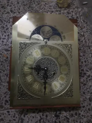 ساعة حائط مزخرفة