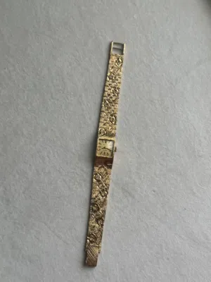 ساعة فنتج ذهبي