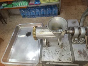 ماكينة لحمه حجم كبير مع 3مقاسة مع صحن ستانلس ستيل