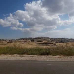 قطعة أرض للبيع الدمينة دونم على شارعين بسعر مميز أطلالة خلابة