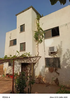 أكثر من 6 غرف . ٣ حمّامات . 100 م٢4