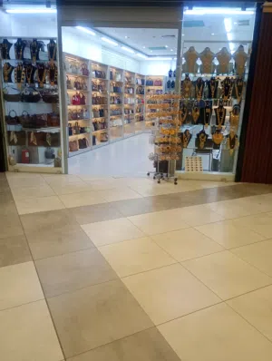 محل بإحدى اشهر مجمعات الجهراء للبيع خلو يصلح لاكثر من نشاط