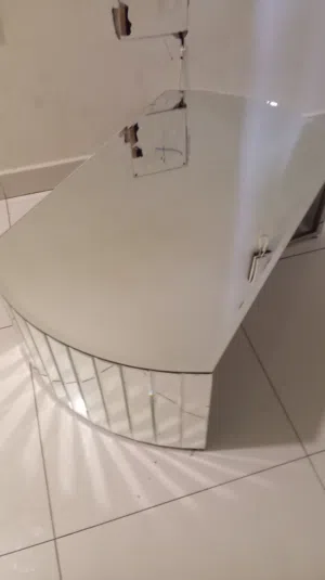 طاوله ضيافه حجم وسط للبيع والصغير طقم اربع طاولات صغار ثنين تمام واثنين يحتاج تثبتهم عدل