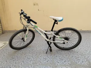 دراجه من شركة trek يوجد بها 7 سرعات حجم صغير