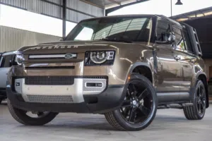 Land Rover Defender 2023 7 مقاعد