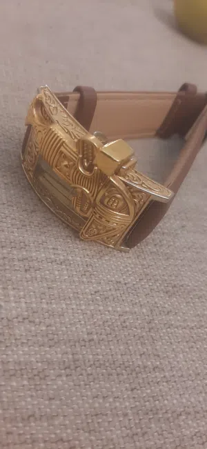 ساعة نور مجان الخنجر مطلية ذهب