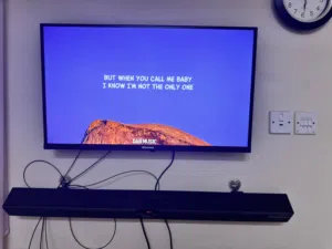 Hisense SmartTV 32inches with Sound Bar MediaCom