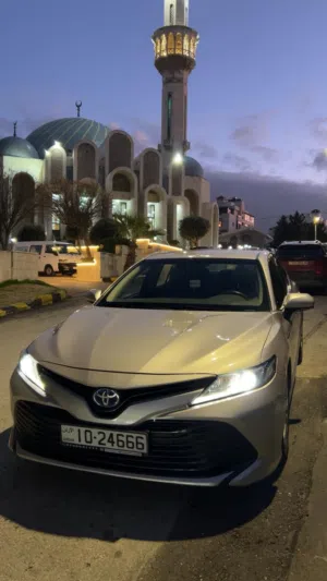 تويوتا كامري LE فحص كامل دهان الشركة لون شمباني مميز وارد الخليج