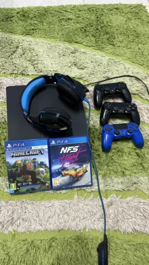 بليستيشن 4 مع أجهزه وسماعه نظيفه جدا