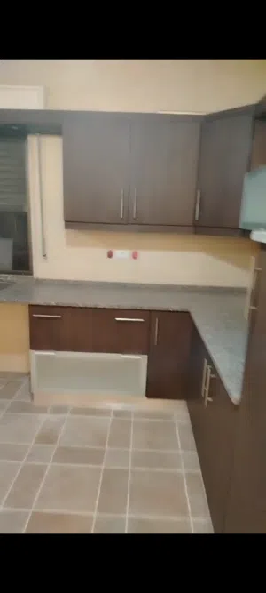 طريق المطار شقه ارضيه فارغه لم تسكن سوبر ديلوكس للايجار