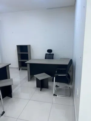 ثلاث مكاتب جديدة لم تستخدم للبيع بداعي السفر مع لوازمها