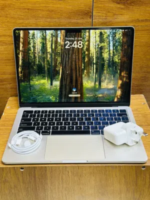MacBook Air M2 13.6inch 8gb 256gb condition 10/10 with charger one month shop warranty.
