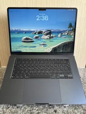 MacBook Air M4 15 inch  2025 same like new.20 battery cycle  only! Free clear case and stand