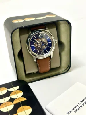 •	النوع: ساعة ميكانيكية أوتوماتيك (Skeleton – يظهر جزء من الماكينة من الداخل).