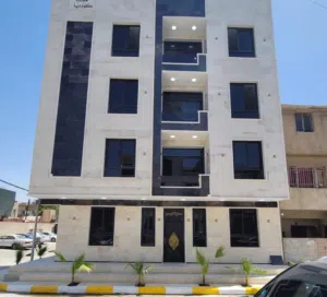 بناية سكنية  جديدة مكونة من 4 طوابق في المنصور حي المهندسين بموقع مميز جداً