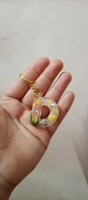 اجمل هدية  تعليقات ومداليات واحرف من الريزن مميزه قطع فريده خلي هديتك تكون كتير مميزه وخدها منا