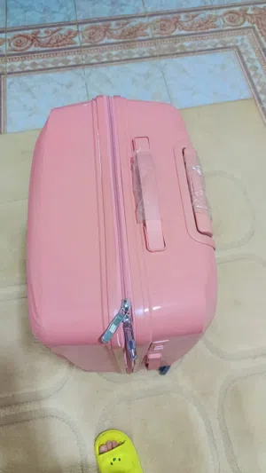 شنطة سفر جديدة ماركة true لم تستخدم غير مرة واحدة فقط ، سعتها التخزينية حتى 25 كيلو ، خامة ممتازة