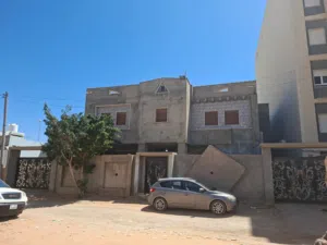 فيلا دورين للبيع دور ارضي وشقتين في طريق المشتل عين زارة