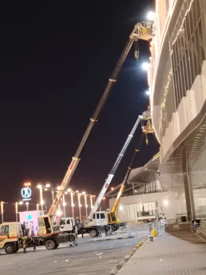 تنظيف الوجهات الزجاجيه وا الكلادنج وازاله الاستيكر