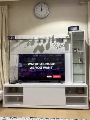 Toshiba tv 50 inch with white display cabinet and glass shelves