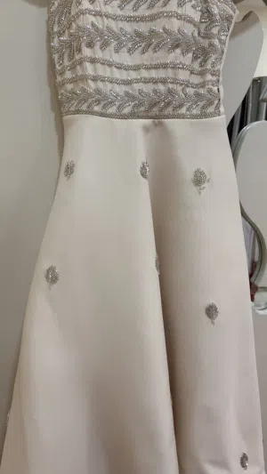 فستان حفلات وزواج ناعم وفخم ومطرز باللون الشمبانيا