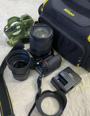 كاميرا Nikon D7100 نظيفة جداً مع كامل الملحقات (السعر نهايته اذا مو شراي لاتراسل)