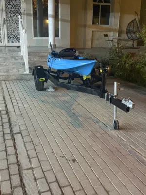 كاياك مع جميع معداته مكينة كهربائية زعانف مجداف بطارية وجرج للبطارية والقالوصة من سفن سيس مع الضمان