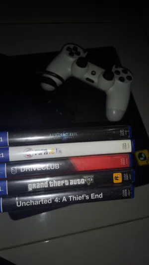 بلايستيشن 4 سليم مستعمل نظيف جدا  4 slim very clean Playstation