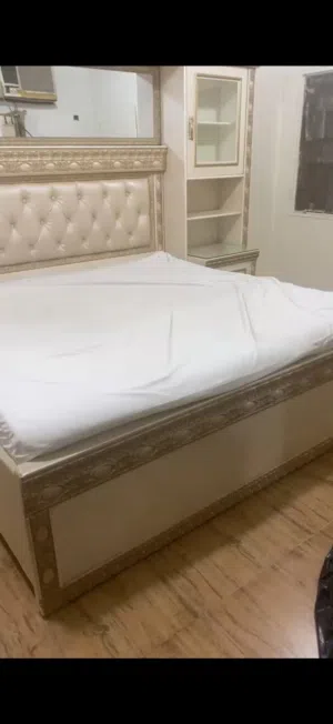 للبيع سرير مع تواليت مع طاوله جمب السرير اثنين