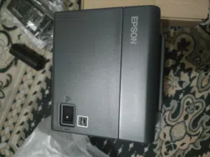هذه طابعة إيصالات حرارية من طراز Epson TM-T20II. [1, 2]