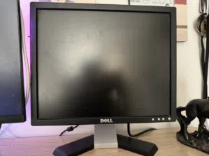 10 Bd dell 19inch computer or gaming both is good very good monitor, used but very clean