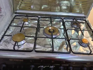 فرن خمسة عيون نظيف مع ضمان سنة اشهر