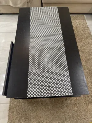 طاولة لون اسود بالصاله