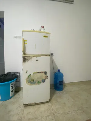 ثلاجة مع فرن و اسطوانة غاز