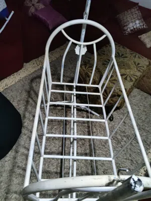 سرير أطفال هزاز بحاله ممتازه مع فرشته