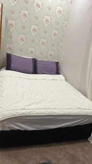 سرير ماركة امريكانا ماترس الاصلي عرض متر ب 50 والطول مترين عليه حشوه سرير