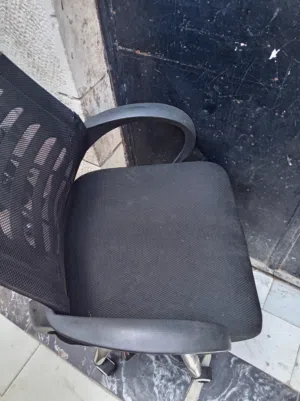 كرس بمكتب بحالة جيدة للبيع