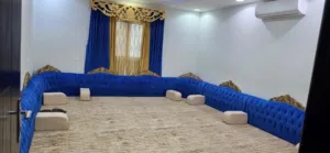 جلسة كبيرة مع ستارة وطاولة شبه جديدة