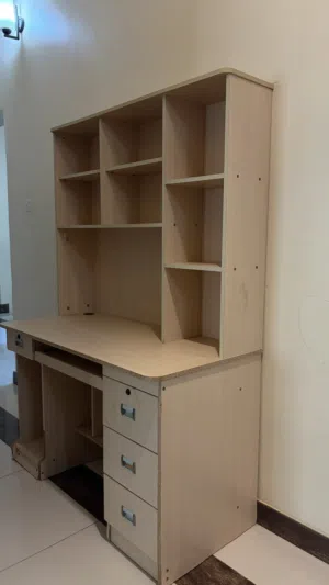 طاولة مذاكرة حالتها جيدة جدا study table in a decent condition