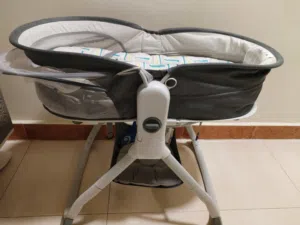 سرير اطفال 7 ريال ويتغير لوضع كرسي