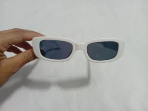 نظاره شمس بيضاء اللون.   نظارة شمس مستطيلة بتصميم عصري مربع الشكل للجنسين، توفر حماية من الأشعة فوق