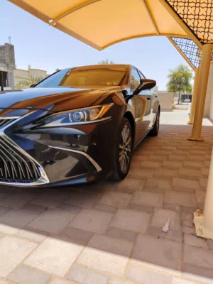 لكزس ES 350 موديل 2020 صالون /وارد امريكي وحادث بسيط جدا جدا مع ممشى بسيط نظيف